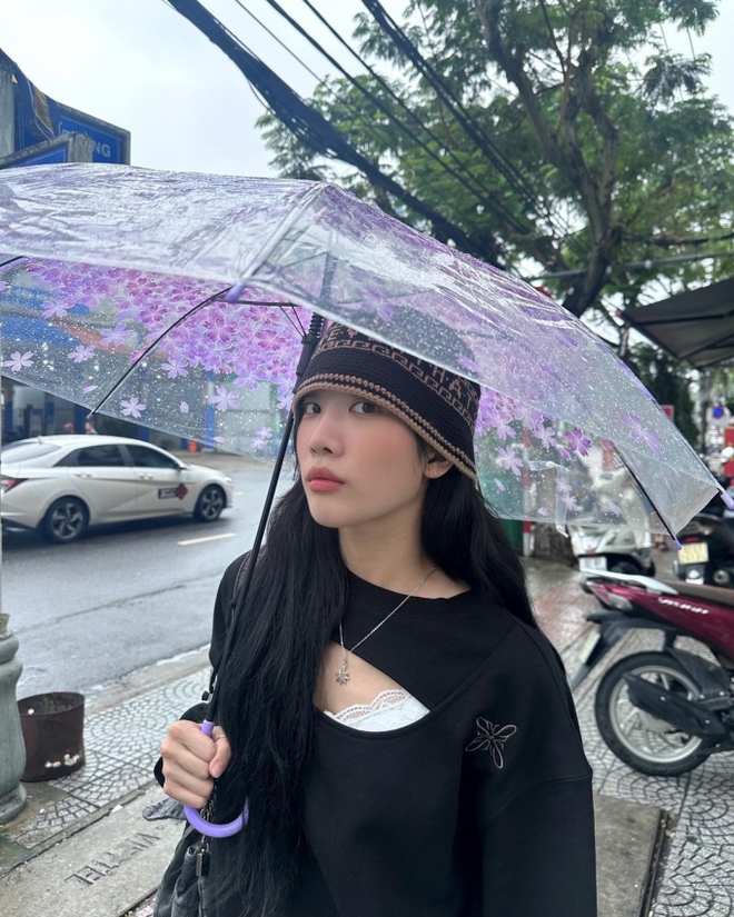 Sao Hàn thi nhau đổ bộ Việt Nam: Hani (EXID) để mặt mộc đi chơi Hà Nội với mẹ, 1 nữ idol hào hứng check-in Đà Nẵng - Ảnh 7.