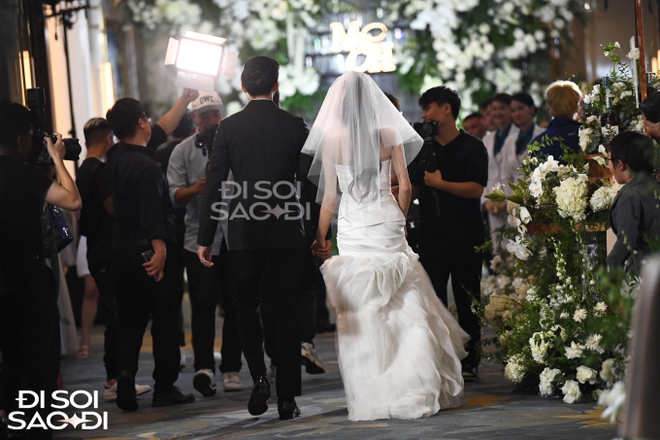 C&ocirc; d&acirc;u Do&atilde;n Hải My xuất hiện với visual đỉnh cao, nắm chặt tay Đo&agrave;n Văn Hậu bước ra lễ đường - Ảnh 6.