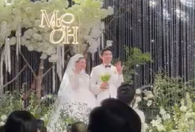 Đo&agrave;n Văn Hậu trao nụ h&ocirc;n ngọt ng&agrave;o cho Do&atilde;n Hải My, c&ocirc; d&acirc;u rưng rưng nước mắt khi bố chồng ph&aacute;t biểu - Ảnh 3.