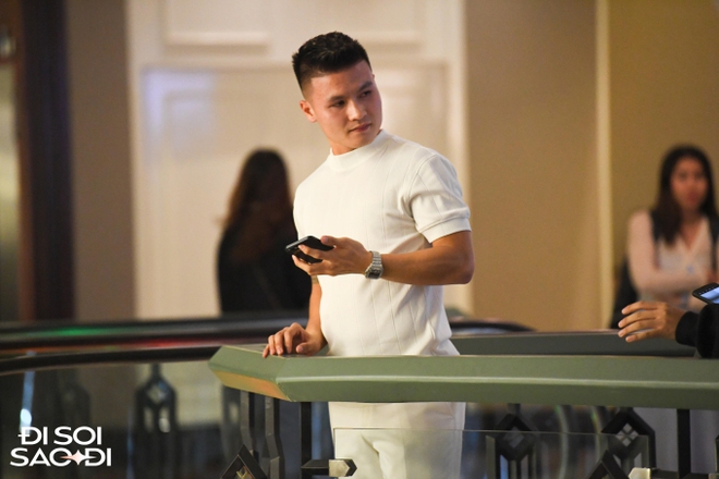 Kh&ocirc;ng c&ograve;n xa c&aacute;ch, Quang Hải chủ động nắm tay Chu Thanh Huyền giữa chốn đ&ocirc;ng người, c&ograve;n nhường &aacute;o kho&aacute;c cho n&agrave;ng - Ảnh 8.