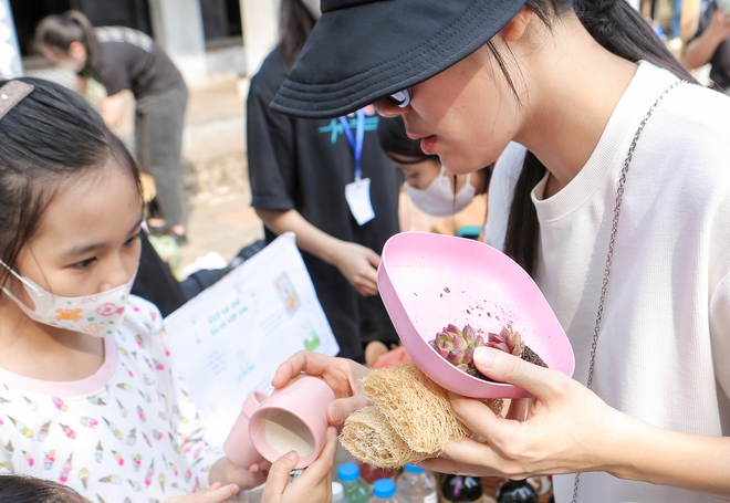 Giới trẻ Hà Nội mang vỏ chai, hộp sữa đến Văn Miếu để đổi lấy những chậu cây xinh xắn - Ảnh 10.