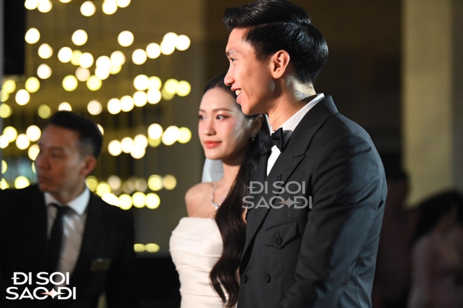 C&ocirc; d&acirc;u Do&atilde;n Hải My xuất hiện với visual đỉnh cao, nắm chặt tay Đo&agrave;n Văn Hậu bước ra lễ đường - Ảnh 5.