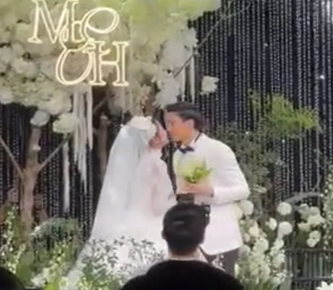 Đo&agrave;n Văn Hậu trao nụ h&ocirc;n ngọt ng&agrave;o cho Do&atilde;n Hải My, c&ocirc; d&acirc;u rưng rưng nước mắt khi bố chồng ph&aacute;t biểu - Ảnh 2.