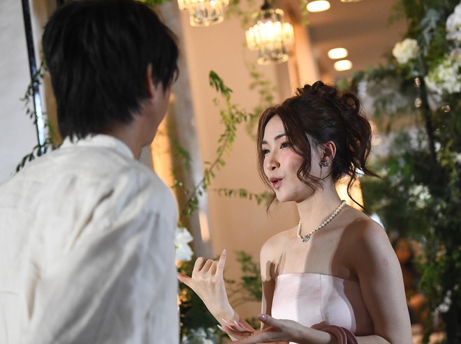 Hòa Minzy đến muộn về sớm ở đám cưới Đoàn Văn Hậu, níu tay trò chuyện thân thiết cùng Tuấn Anh, Minh Vương - Ảnh 6.