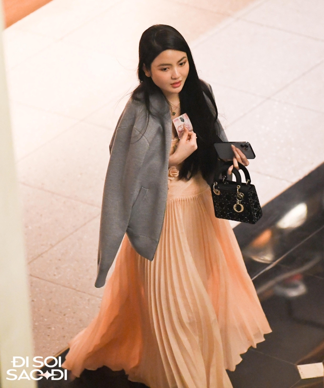 Kh&ocirc;ng c&ograve;n xa c&aacute;ch, Quang Hải chủ động nắm tay Chu Thanh Huyền giữa chốn đ&ocirc;ng người, c&ograve;n nhường &aacute;o kho&aacute;c cho n&agrave;ng - Ảnh 7.