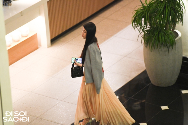 Kh&ocirc;ng c&ograve;n xa c&aacute;ch, Quang Hải chủ động nắm tay Chu Thanh Huyền giữa chốn đ&ocirc;ng người, c&ograve;n nhường &aacute;o kho&aacute;c cho n&agrave;ng - Ảnh 6.