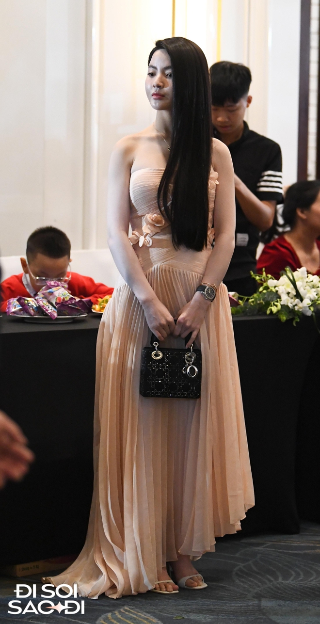 Kh&ocirc;ng c&ograve;n xa c&aacute;ch, Quang Hải chủ động nắm tay Chu Thanh Huyền giữa chốn đ&ocirc;ng người, c&ograve;n nhường &aacute;o kho&aacute;c cho n&agrave;ng - Ảnh 5.