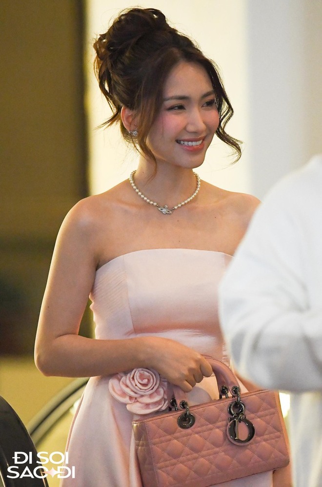 Hòa Minzy đến muộn về sớm ở đám cưới Đoàn Văn Hậu, níu tay trò chuyện thân thiết cùng Tuấn Anh, Minh Vương - Ảnh 2.