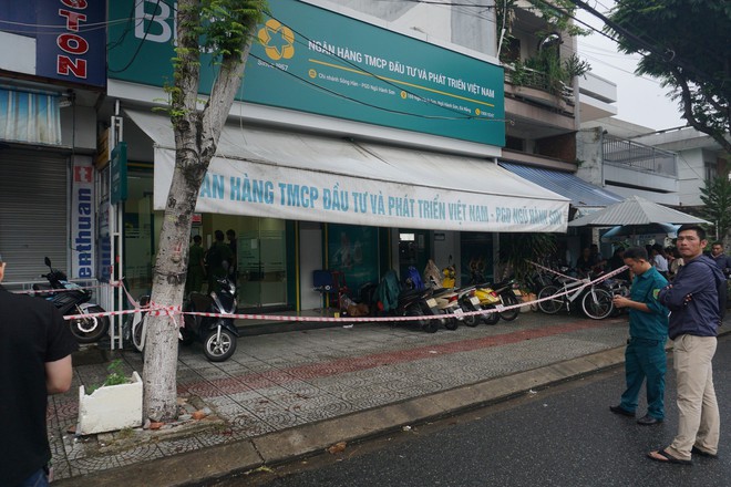 Thông tin mới nhất vụ dùng súng cướp ngân hàng, đâm bảo vệ tử vong ở Đà Nẵng - Ảnh 2.
