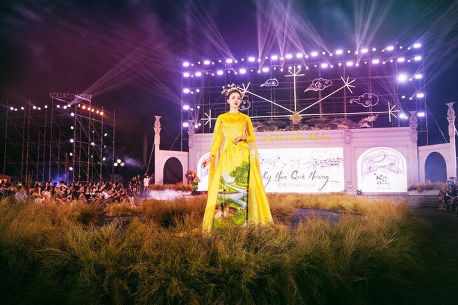 Siêu mẫu Võ Hoàng Yến, Hoa hậu Tiểu Vy lộng lẫy trên sàn diễn thời trang - Ảnh 11.