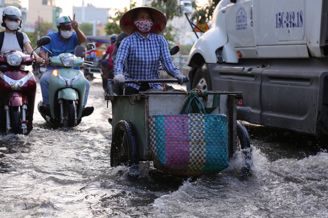 Người d&acirc;n TPHCM chật vật đi lại trong ng&agrave;y triều cường - Ảnh 13.