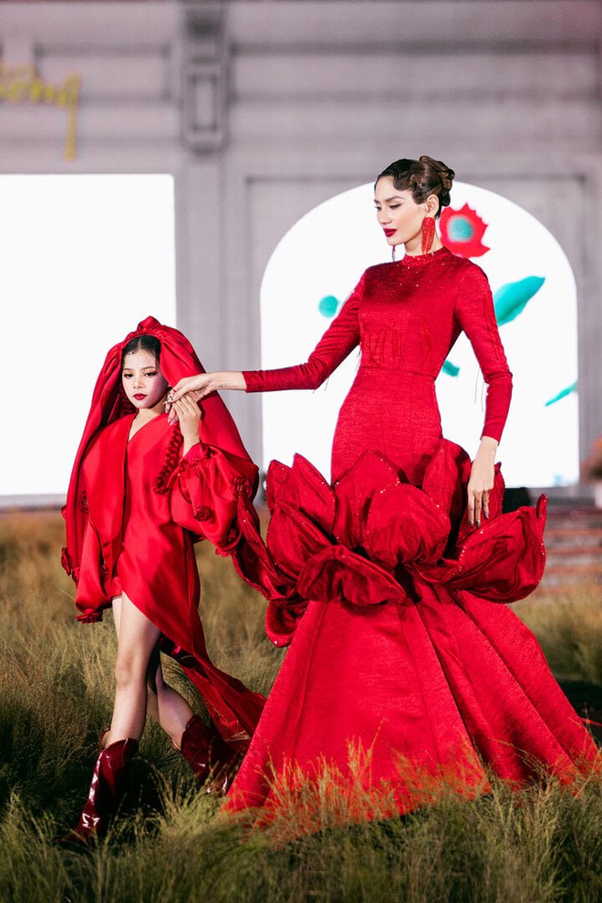Siêu mẫu Võ Hoàng Yến, Hoa hậu Tiểu Vy lộng lẫy trên sàn diễn thời trang - Ảnh 8.