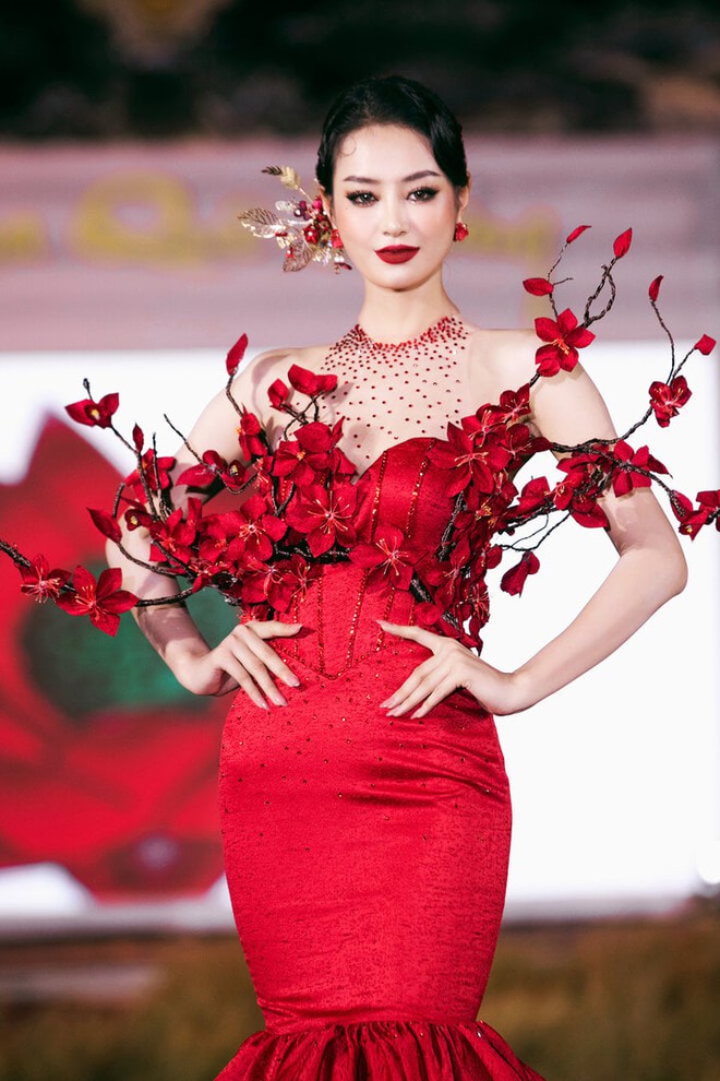 Siêu mẫu Võ Hoàng Yến, Hoa hậu Tiểu Vy lộng lẫy trên sàn diễn thời trang - Ảnh 7.