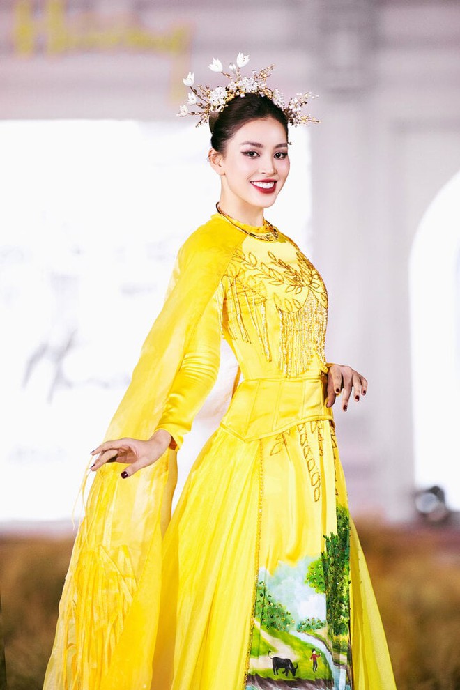 Siêu mẫu Võ Hoàng Yến, Hoa hậu Tiểu Vy lộng lẫy trên sàn diễn thời trang - Ảnh 6.