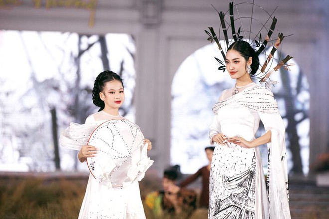 Siêu mẫu Võ Hoàng Yến, Hoa hậu Tiểu Vy lộng lẫy trên sàn diễn thời trang - Ảnh 3.