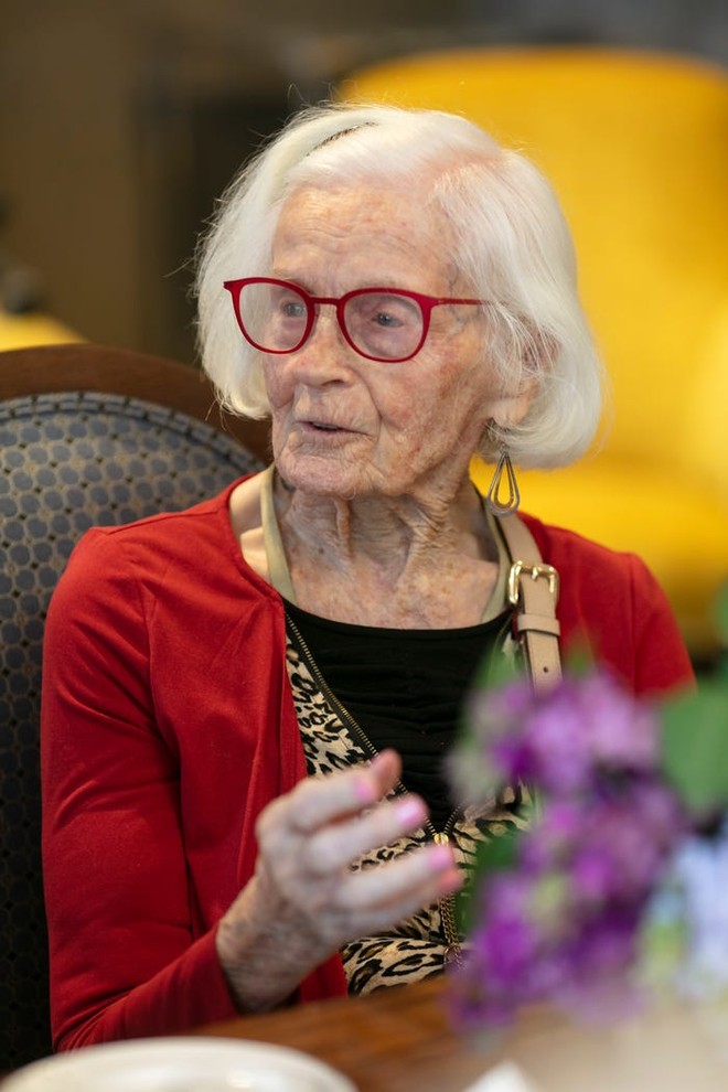 4 bí quyết sống thọ của cụ bà 102 tuổi, ở tuổi 86 vẫn chơi golf như dân chuyên - Ảnh 1.