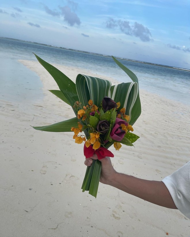 Mai Davika khoe khoảnh khắc ngọt ngào bên bạn trai hơn 9 tuổi ở Maldives, fan hào hứng chờ màn cầu hôn lãng mạn bên bờ biển - Ảnh 5.