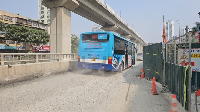 Hà Nội: Ngã tư Khuất Duy Tiến - Nguyễn Trãi cát bụi mù mịt ám ảnh người đi đường - Ảnh 4.