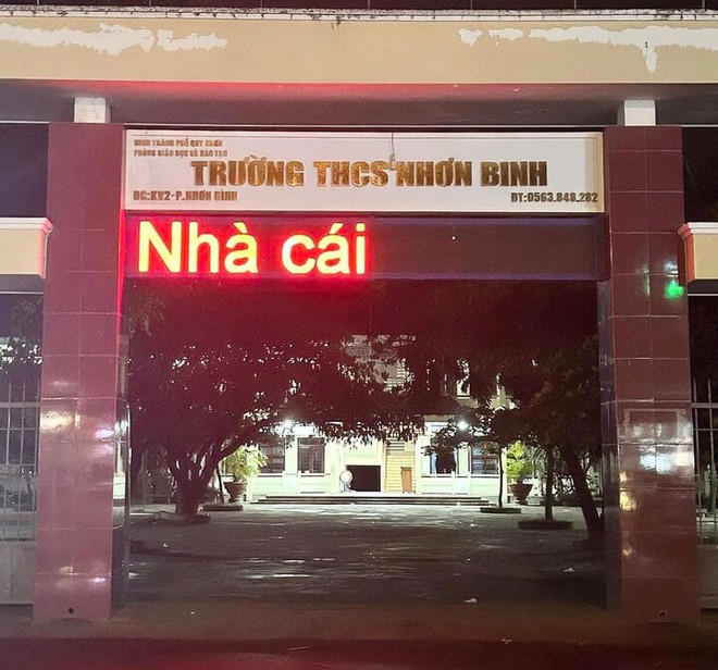 Nhà cái cá độ xuất hiện trên bảng LED trường học ở Bình Định - Ảnh 2.