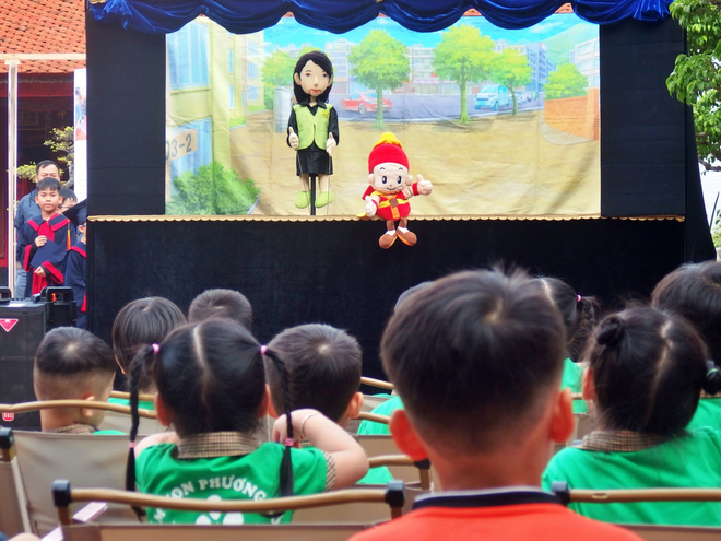 Trẻ em cùng phụ huynh thích thú xem màn kịch rối đặc biệt tại Triển lãm Hành động vì cộng đồng 2023 - Ảnh 1.