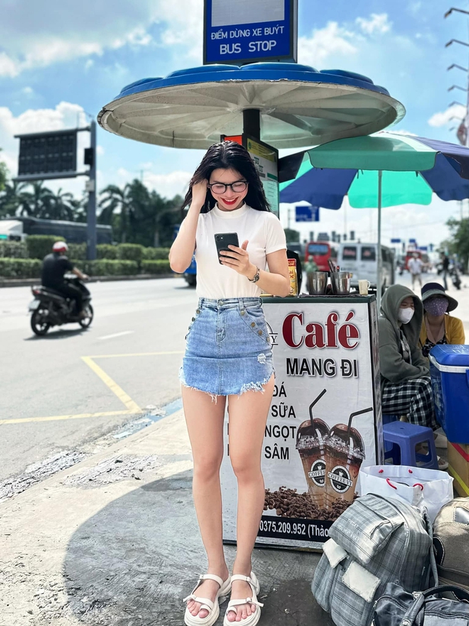 Bán cafe dạo, hai chị em khiến cánh mày râu phải tò mò tìm danh tính - Ảnh 7.