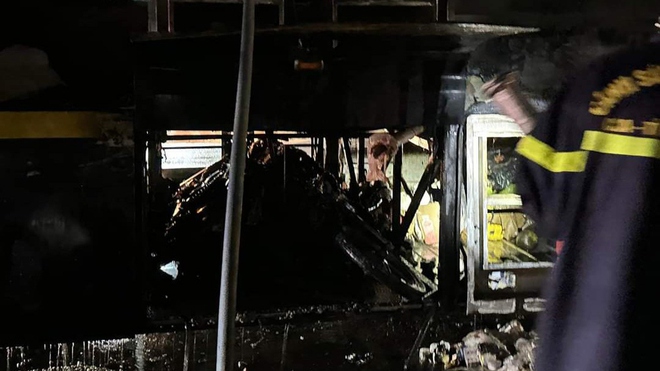 Xe giường nằm bốc cháy ở Bình Phước, hàng chục hành khách hoảng loạn - Ảnh 2.