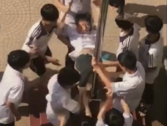 Nam sinh lớp 8 bị bạn th&uacute;c v&ugrave;ng k&iacute;n v&agrave;o cột: Ph&ecirc; b&igrave;nh hiệu trưởng - Ảnh 1.
