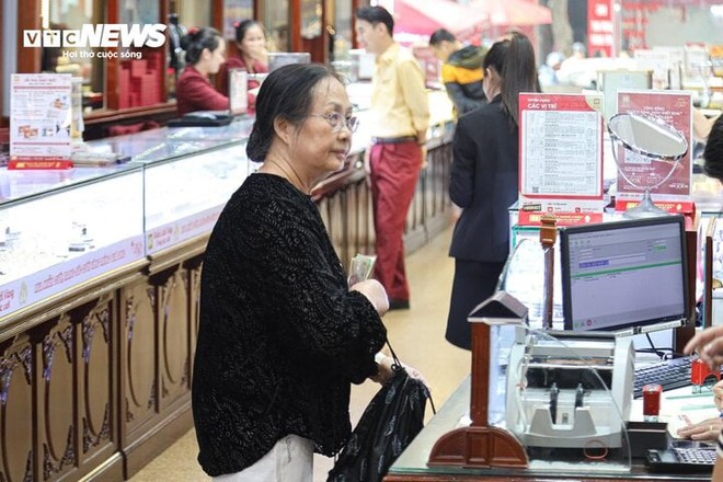 Giá vàng cao nhất lịch sử, cửa hàng chật kín khách mua bán - Ảnh 4.