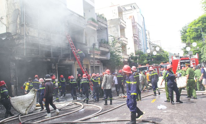 140 c&aacute;n bộ chiến sĩ chữa đ&aacute;m ch&aacute;y đỏ rực g&oacute;c phố ở Quy Nhơn - Ảnh 13.