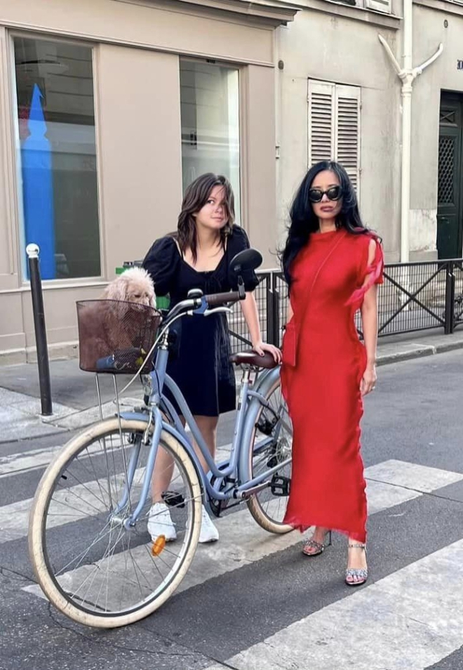 C&aacute;c con của Hồng Nhung ng&agrave;y n&agrave;o b&eacute; x&iacute;u giờ cao hơn cả mẹ, nh&igrave;n v&agrave;o 1 chi tiết, nhiều người khen chị đẹp biết c&aacute;ch t&ocirc;n trọng con - Ảnh 2.