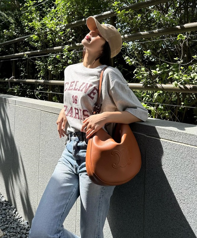 10 cách diện trang phục denim giúp sao Hàn trông trẻ trung, sành điệu trong mọi hoàn cảnh - Ảnh 1. 10 cách diện trang phục denim giúp sao Hàn trông trẻ trung, sành điệu trong mọi hoàn cảnh - Ảnh 1.