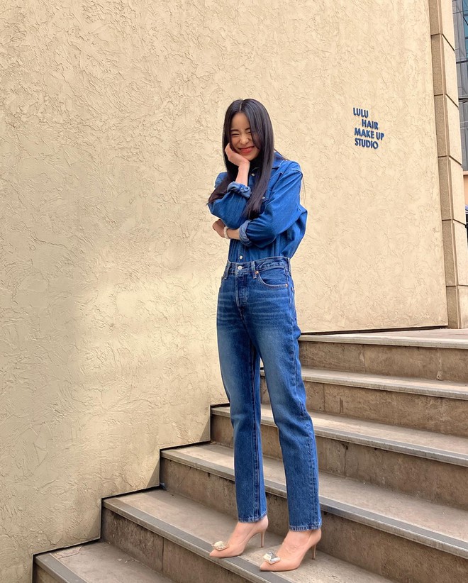 10 cách diện trang phục denim giúp sao Hàn trông trẻ trung, sành điệu trong mọi hoàn cảnh - Ảnh 7. 10 cách diện trang phục denim giúp sao Hàn trông trẻ trung, sành điệu trong mọi hoàn cảnh - Ảnh 7.
