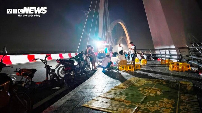 Vừa khánh thành, cầu vòm thép cao nhất Việt Nam bị chiếm dụng bán hàng - Ảnh 2.