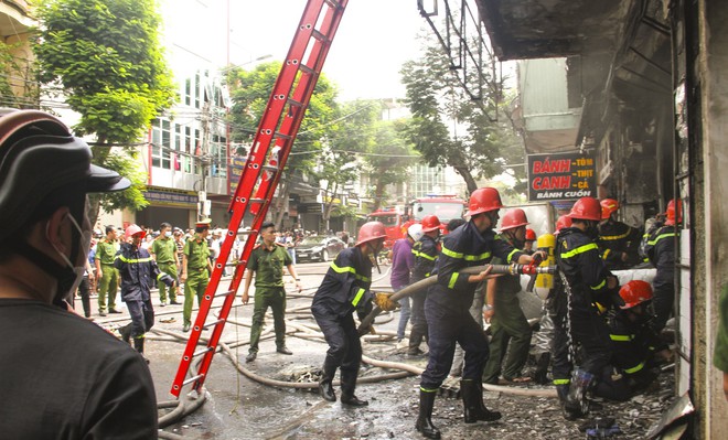 140 c&aacute;n bộ chiến sĩ chữa đ&aacute;m ch&aacute;y đỏ rực g&oacute;c phố ở Quy Nhơn - Ảnh 8.