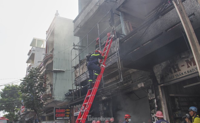 140 c&aacute;n bộ chiến sĩ chữa đ&aacute;m ch&aacute;y đỏ rực g&oacute;c phố ở Quy Nhơn - Ảnh 6.