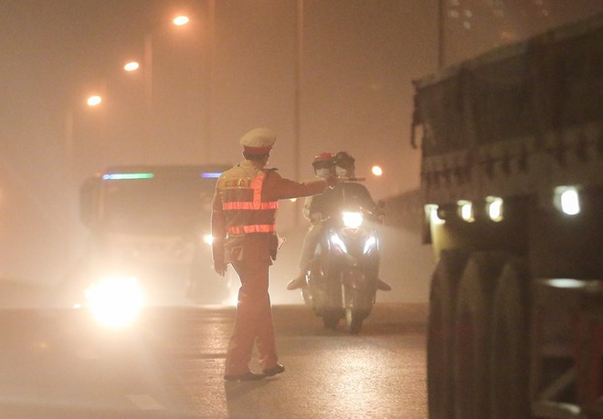 H&agrave; Nội: CSGT dừng kiểm tra hơn 300 phương tiện, kh&ocirc;ng ph&aacute;t hiện vi phạm nồng độ cồn - Ảnh 14.