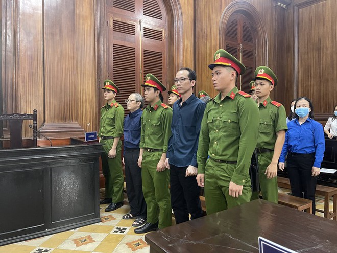 Diễn biến bất ngờ sau khi cựu gi&aacute;m đốc Bệnh viện TP Thủ Đức được gặp mẹ - Ảnh 1.