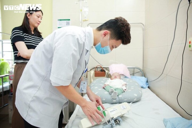 Bé sơ sinh bị muỗi đốt vào trán, 2 ngày sau phải nhập viện gấp - Ảnh 1.