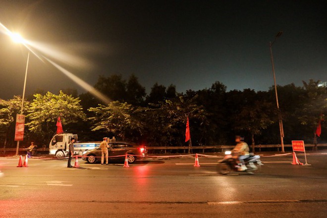 H&agrave; Nội: CSGT dừng kiểm tra hơn 300 phương tiện, kh&ocirc;ng ph&aacute;t hiện vi phạm nồng độ cồn - Ảnh 1.
