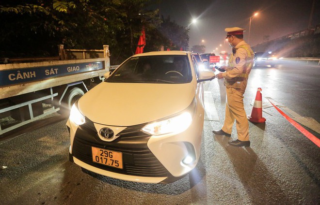 H&agrave; Nội: CSGT dừng kiểm tra hơn 300 phương tiện, kh&ocirc;ng ph&aacute;t hiện vi phạm nồng độ cồn - Ảnh 11.