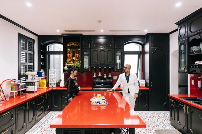 B&ecirc;n trong ph&ograve;ng bếp nh&agrave; đại gia Minh Nhựa c&oacute; cả b&igrave;nh hoa m&agrave; hội chị em chao đảo, gi&aacute; gần 50 triệu đồng - Ảnh 1.