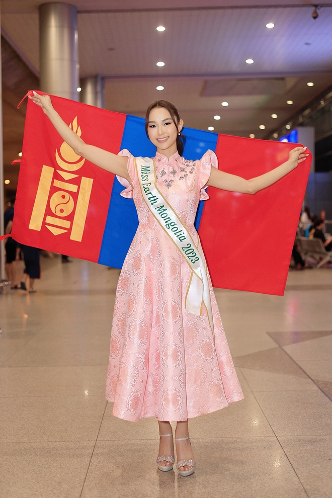 Dàn thí sinh Miss Earth 2023 diện áo dài khi đến Việt Nam - Ảnh 9.