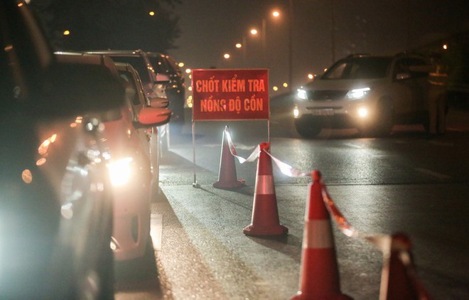 H&agrave; Nội: CSGT dừng kiểm tra hơn 300 phương tiện, kh&ocirc;ng ph&aacute;t hiện vi phạm nồng độ cồn - Ảnh 8.