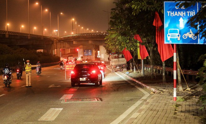H&agrave; Nội: CSGT dừng kiểm tra hơn 300 phương tiện, kh&ocirc;ng ph&aacute;t hiện vi phạm nồng độ cồn - Ảnh 7.