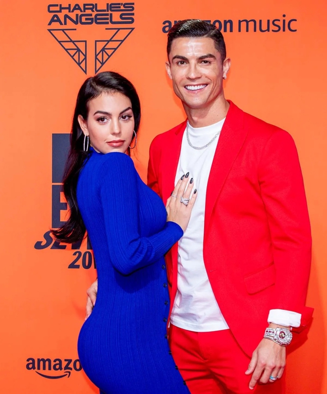 Những nàng WAGs sở hữu khối tài sản khủng nhất: Bạn gái Ronaldo thua xa vợ Messi, cái tên đứng đầu quá quen thuộc - Ảnh 3.
