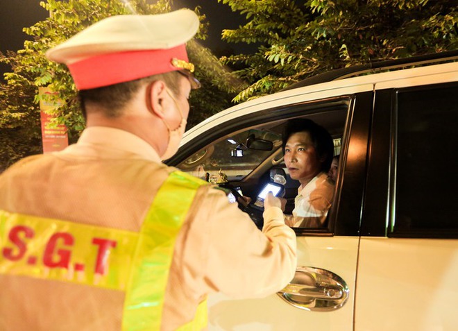 H&agrave; Nội: CSGT dừng kiểm tra hơn 300 phương tiện, kh&ocirc;ng ph&aacute;t hiện vi phạm nồng độ cồn - Ảnh 6.