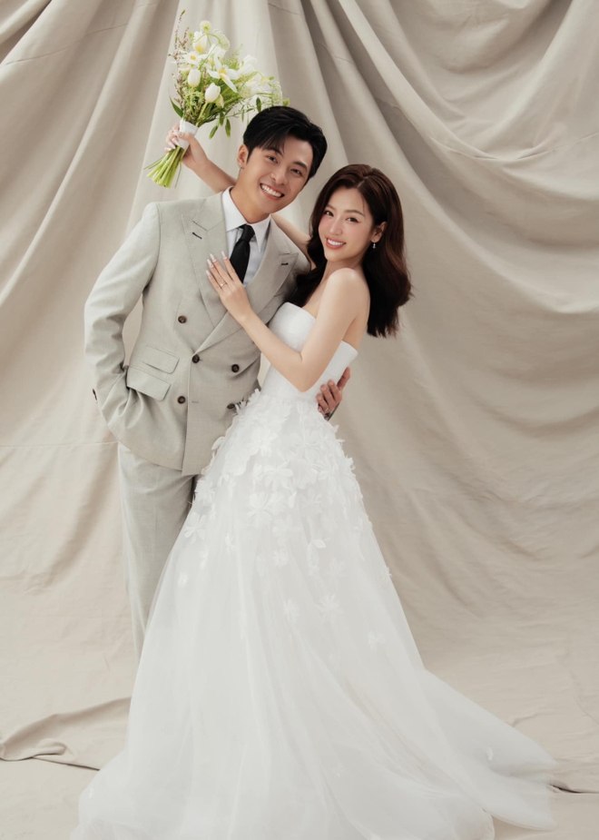 Những h&igrave;nh ảnh đầu ti&ecirc;n đ&aacute;m cưới Puka ở Cam Ranh: Thu&yacute; Ng&acirc;n - Lan Ngọc sẵn s&agrave;ng, h&eacute; lộ kh&ocirc;ng gian 500 hoa sen đ&aacute; - Ảnh 8.