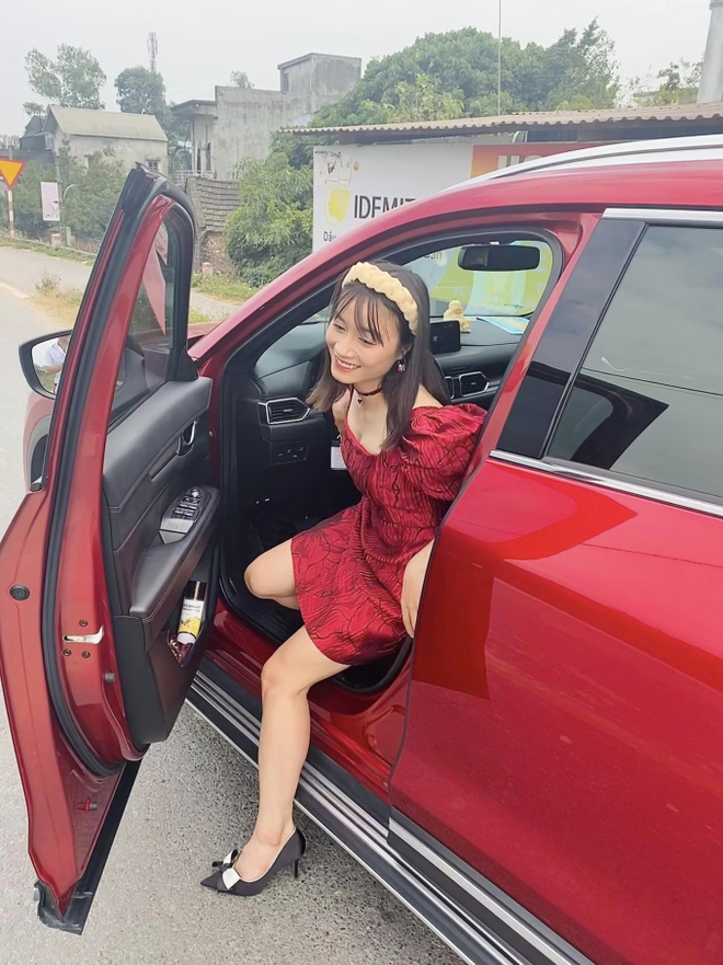 Hotgirl b&oacute;ng đ&aacute; Ho&agrave;ng Thị Loan được bạn trai tin đồn l&aacute;i xe tiền tỉ đến đ&oacute;n sau khi ĐT nữ Việt Nam về nước - Ảnh 4.