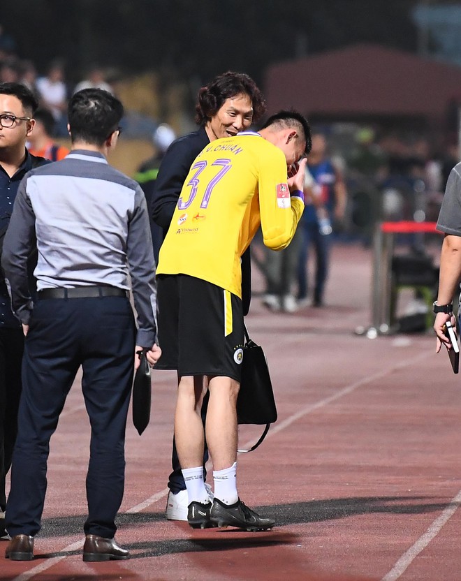 Duy Mạnh &ocirc;m con đến cổ vũ H&agrave; Nội FC, HLV Gong Oh-kyun đ&ugrave;a vui c&ugrave;ng Quan Văn Chuẩn - Ảnh 12.