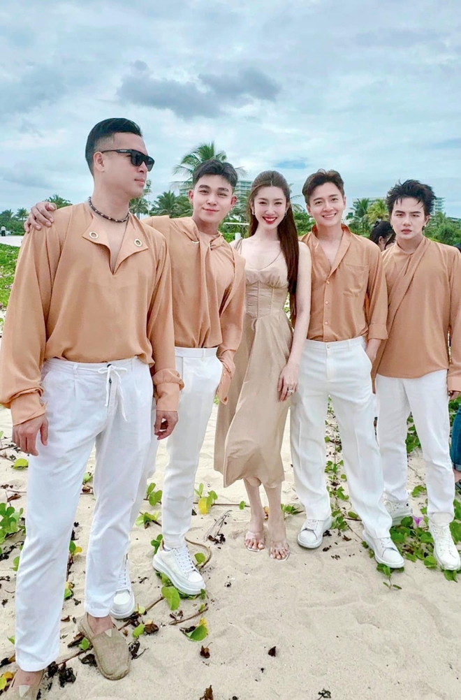 Những h&igrave;nh ảnh đầu ti&ecirc;n đ&aacute;m cưới Puka ở Cam Ranh: Thu&yacute; Ng&acirc;n - Lan Ngọc sẵn s&agrave;ng, h&eacute; lộ kh&ocirc;ng gian 500 hoa sen đ&aacute; - Ảnh 7.